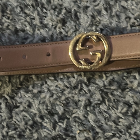 Woman’s Tan Gucci leather belt. In good condition, some scratching on buckle. - Picture 2 of 3